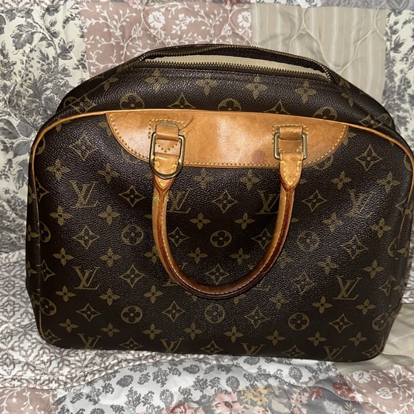 Louis Vuitton Deauville Monogram Canvass Bag - Picture 4 of 11